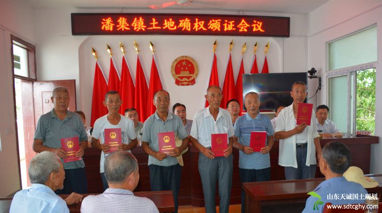 潘集镇土地确权工作称雄显著 农户喜领土地“身份证”