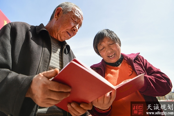 内蒙古首批村民拿到土地“身份中”拉开土地确权颁证序幕