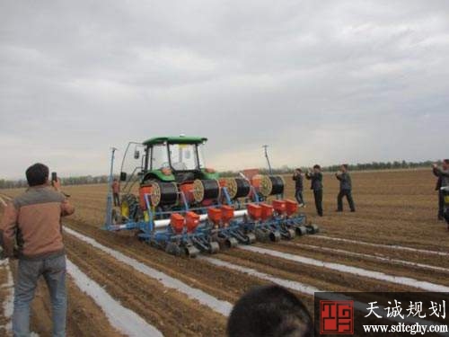 裕民县农土地流转让农民实现地租和工资双收益