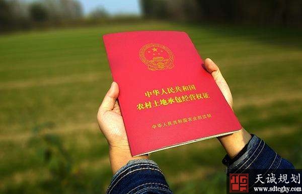 农村子女不和父母户口在一块能继承承包地吗?