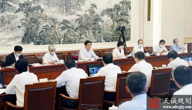 栗战书:对照法律规定开展检查 推动土壤污染防治法全面有效实施